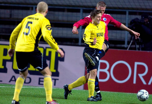Anders Svensson, Elfsborg, blir nedsparkad och får straff