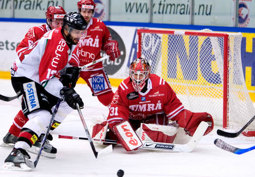 Johan Backlund, Timrå, Målvakt, gör en räddning på