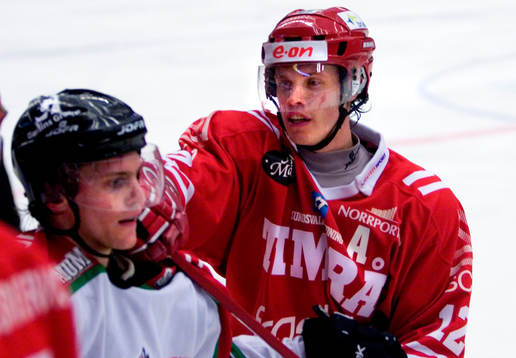 Robert Carlsson, Timrå, delar ut ett slag till Oscar