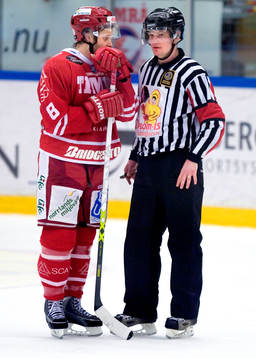 Sanny Lindström, Timrå, Marcus Vinnerborrg, domare,
