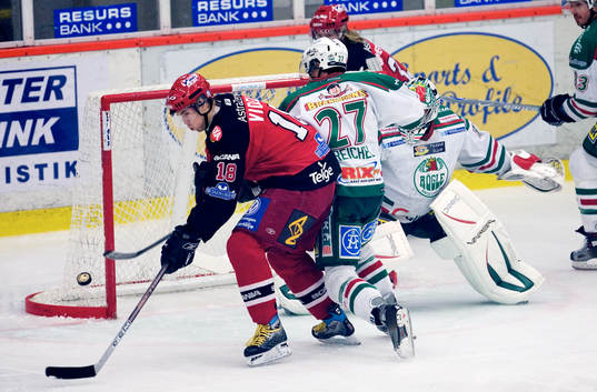 Patrik Zackrisson, Södertälje försöker göra mål.