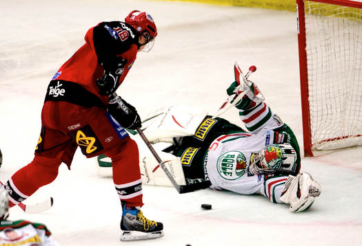 0-2, Linus Videll rundar Rögles målvakt Andreas