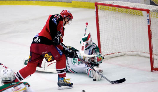 0-2, Linus Videll rundar Rögles målvakt Andreas