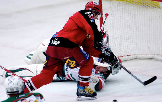 0-2, Linus Videll rundar Rögles målvakt Andreas