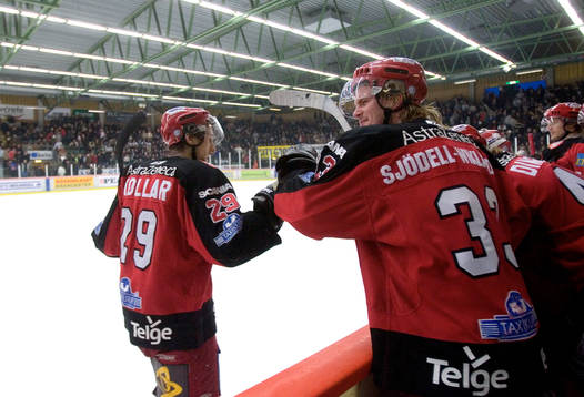 2-4, Tomas Kollar har avgjort och grattas av killarna i