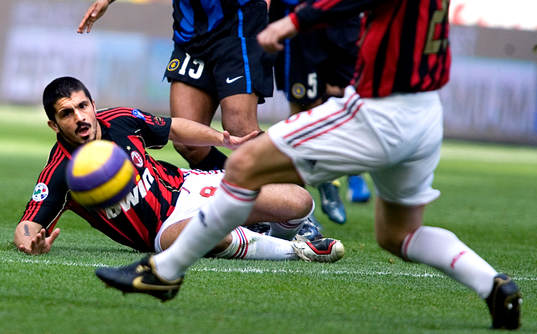 Gennaro Gattuso, Milan, ligger och tittar på bollen