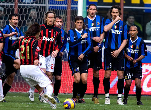 Andrea Pirlo, Milan, skjuter en frispark mot muren