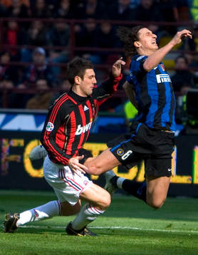 Zlatan Ibrahimovic, Inter, fälls av  Daniele Bonera, Milan