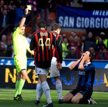 Zlatan Ibrahimovic, Inter, har fällts av Daniele Bonera,