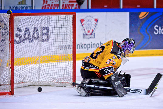 Tero Leinonen, Målvakt Luleå undrar vart pucken tog
