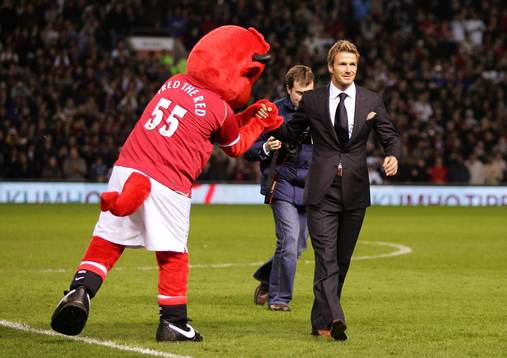 David Beckham hälsas välkommen tillbaka till Old Trafford