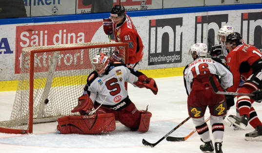 Pucken slinker in och det står 2 - 0 till MIF. Lasse