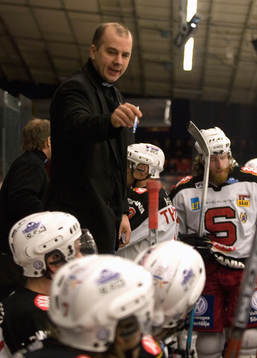 Tränare Stefan Nyman dirigerar