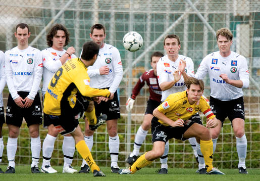 Marcelo Sarvas skjuter frispark, Marcus Lindberg duckar i