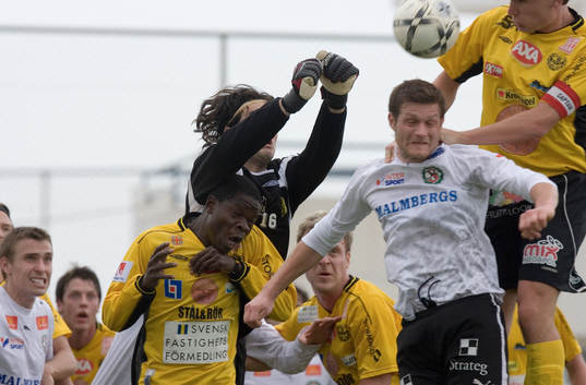 Mjällbys keeper Dusan Melicharek boxar bort framför