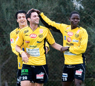 Mjällbys 3-0 skytt kramas om av provspelande Patrik