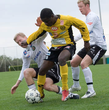 Mjällbys provspelare Patrik Osiako, Kenya, lurar två
