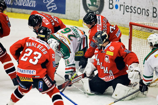 Jacob Johanson, Rögle, framför Markus Korhonen, målvakt,