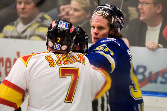 Andreas Jämtin och Tommy Sjödin i luven på varandra