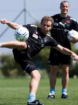 Jonatan Johansson, skott. Daniel Andersson beskådar