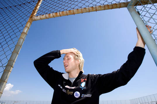 Ola Toivonen drar fingararna genom håret