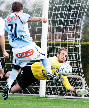 Peter Westman, målvakt, Örebro, räddar framför
