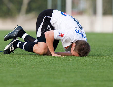 Fredrik Nordback. Fall, faller, biter i gräset