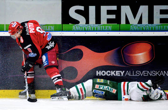 Steve Potvin, Södertälje tacklar omkull Mads Bödker,
