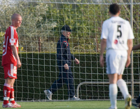 Fotboll, Tord Grip kollar in fotboll på sin arena