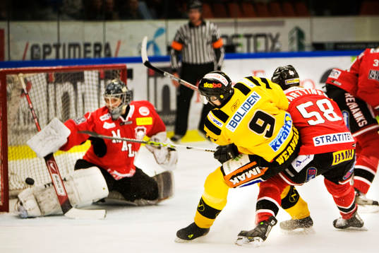 Magnus Wernblom stoppas av Jyri Marttinen och Markus