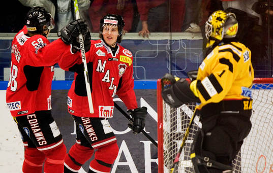 Marcus Paulsson och Jyri Marttinen jubel bakom Andreas