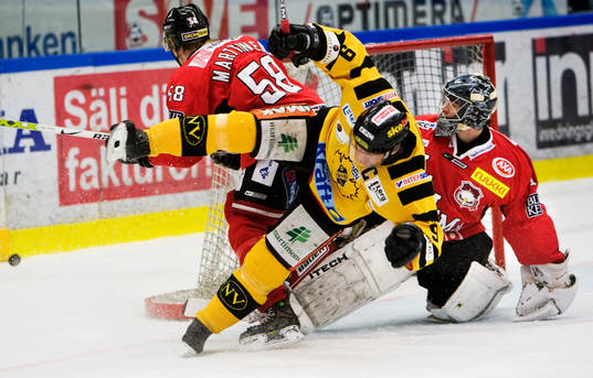 Magnus Wernblom stoppas av Jyri Marttinen och Markus