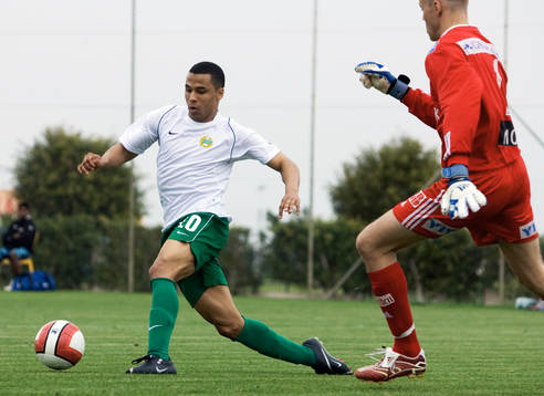1-1, Charlie Davies rundar målvakten, gör en helikopter
