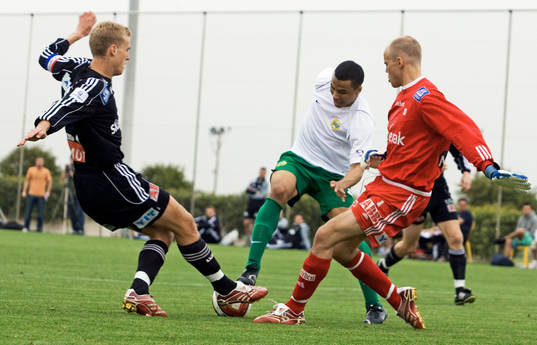 1-1, Charlie Davies rundar målvakten, gör en helikopter