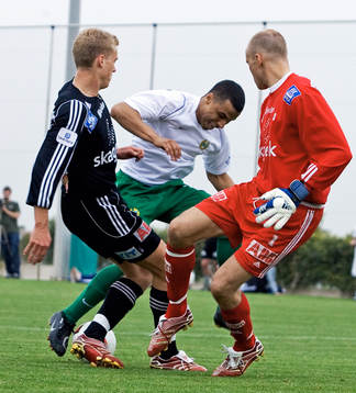 1-1, Charlie Davies rundar målvakten, gör en helikopter