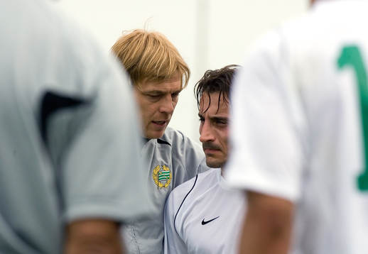 Tony Gustavsson, tränare, instruerar Louay Chanko