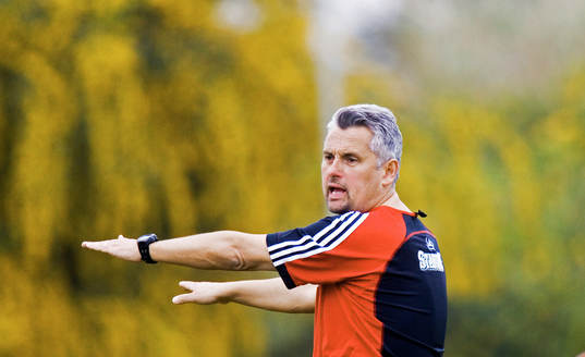 Claes Eriksson, tränare, pekar ut riktningen
