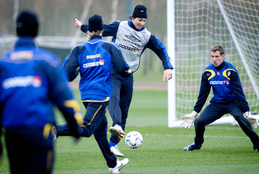 Zlatan Ibrahimovic utmanar Andreas Isaksson, målvakt