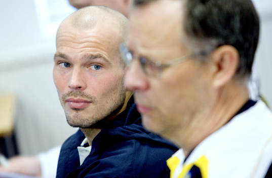 Fredrik Ljungberg lyssnar på Lars Lagerbäck