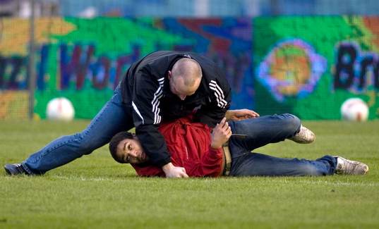 En massa kids sprang in på planen och skapade oreda