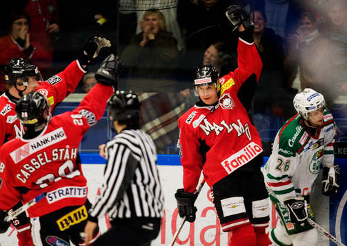 Juha Riihijärvi kviterar i första perioden, jubel. Depp