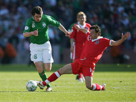 Jonathan Douglas, Irland och Simon Davies, Wales