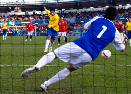 Ronaldinho gör mål på straff, i mål Bravo, Chile