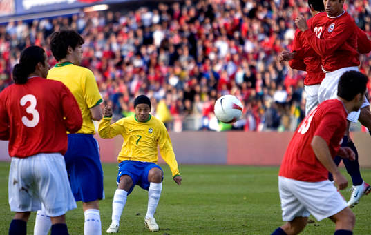 Ronaldinho, Brasilien, slår en frispark i mål