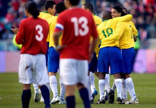 Ronaldinho har gjort mål på frispark och kramas om av