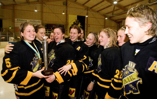 Emelie Berggren, AIK mfl.  med SM-pokalen. Jubel, glädje,