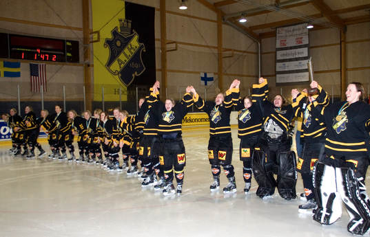 Svenska mästarinnorna AIK tackar sina supporters.  Jubel,