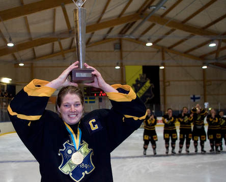 Emelie Berggren, AIK med SM-pokalen. Jubel, glädje, pokal,