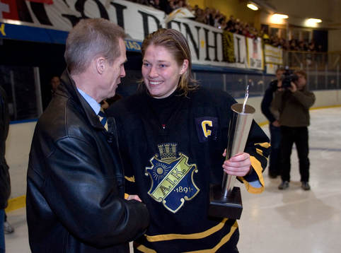 Christer Englund och Emelie Berggren, AIK med SM-pokalen.