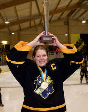 Emelie Berggren, AIK med SM-pokalen. Jubel, glädje, pokal,